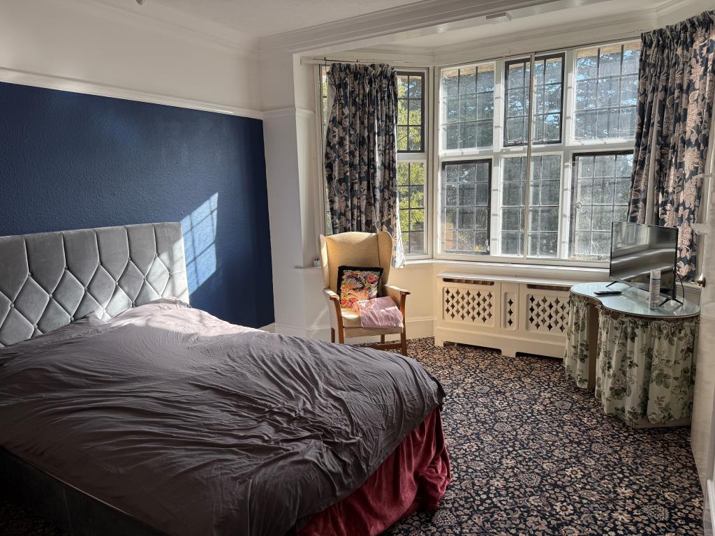 Lot: 45234 - TO BE OFFERED IN OUR 26TH MARCH AUCTION - FORMER CARE HOME WITH CONSENT FOR CONVERSION INTO SUBSTANTIAL DWELLING - First floor front bedroom